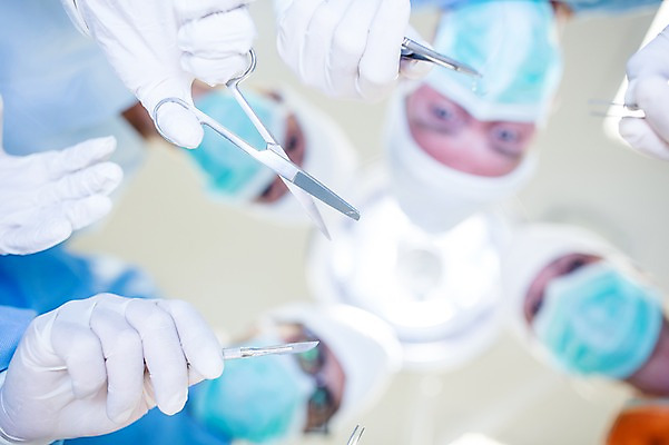 포토 JPG 서양인 외국인 여자 남자 로우앵글 중년 50대 의학 가위 실내 병원 마스크 여러명 상반신 20대 성인 앞모습 아웃포커스 30대 의사 수술 수술복 수술실 수술도구 메스 국내포토 뷰포인트 다수 문구용품 촬영기법 사람 인종 청년 내부 치료 장년 의료진 의학용품 가운 파일형식