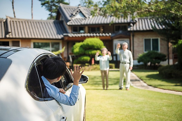포토 JPG 주간 전신 나무 여자 할아버지 노년 남자 할머니 가족 손자 주택 한국 서기 잔디 상반신 야외 앞모습 뒷모습 아웃포커스 10대 세명 정원 기쁨 만남 한국인 인사 60대 손인사 귀성길 안면도 국내포토 자연요소 식물 감정 아시아 뷰포인트 컨셉 관계 모션 청소년 촬영기법 사람 동양인 성인 건물 예절 충청남도 손주 태안 파일형식