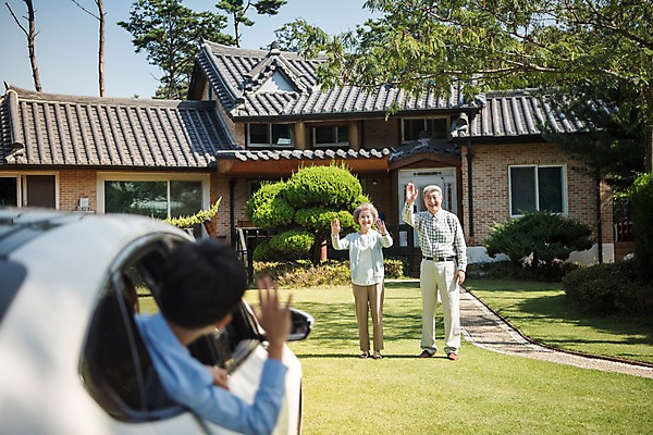 포토 JPG 주간 전신 나무 응시 여자 할아버지 노년 남자 할머니 가족 손자 주택 한국 서기 웃음 손짓 잔디 상반신 야외 앞모습 뒷모습 아웃포커스 10대 세명 정원 기쁨 만남 한국인 인사 60대 손인사 귀성길 안면도 국내포토 자연요소 식물 시선 감정 아시아 뷰포인트 컨셉 관계 모션 청소년 촬영기법 표정 사람 동양인 성인 건물 예절 충청남도 손주 태안 파일형식