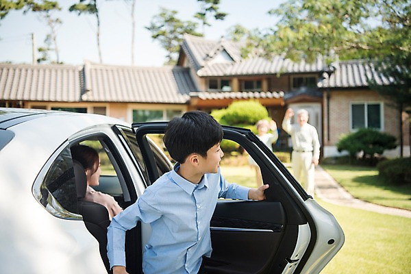 포토 JPG 주간 나무 노년 가족 자동차 한옥 주택 앉기 잔디 여러명 상반신 성인 야외 앞모습 옆모습 뒷모습 아웃포커스 10대 30대 정원 기쁨 만남 한국인 인사 60대 귀성길 안면도 국내포토 자연요소 식물 한국전통 감정 육상교통 뷰포인트 다수 컨셉 고건축 관계 모션 청소년 촬영기법 사람 동양인 건물 장년 예절 충청남도 태안 파일형식 전통 건축물 교통수단 한국 인종 충청도 건축 아시아 교통 나라