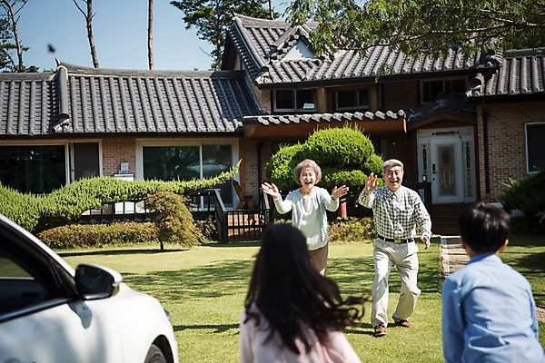 포토 JPG 주간 전신 나무 응시 여자 할아버지 노년 남자 할머니 어린이 가족 손자 손녀 주택 한국 서기 웃음 잔디 여러명 상반신 야외 앞모습 뒷모습 아웃포커스 10대 달리기 정원 기쁨 만남 한국인 60대 안면도 국내포토 자연요소 식물 시선 감정 아시아 뷰포인트 다수 컨셉 관계 모션 청소년 촬영기법 표정 사람 동양인 성인 건물 충청남도 손주 태안 파일형식