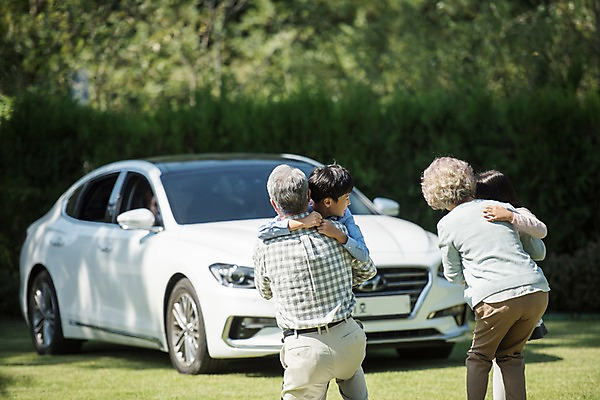 포토 JPG 주간 여자 할아버지 노년 남자 할머니 어린이 가족 안기 자동차 손자 손녀 한국 서기 잔디 여러명 상반신 야외 앞모습 뒷모습 아웃포커스 10대 정원 기쁨 만남 한국인 60대 귀성길 안면도 국내포토 자연요소 식물 감정 아시아 육상교통 뷰포인트 다수 컨셉 관계 모션 청소년 촬영기법 사람 동양인 성인 충청남도 손주 태안 파일형식