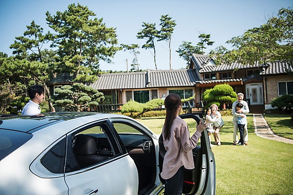 포토 JPG 주간 전신 나무 응시 여자 할아버지 남자 딸 아들 할머니 어린이 40대 가족 안기 자동차 엄마 한옥 대가족 주택 서기 웃음 잔디 여러명 상반신 성인 야외 앞모습 뒷모습 10대 30대 정원 기쁨 만남 한국인 아빠 60대 귀성길 안면도 국내포토 자연요소 식물 한국전통 시선 노년 감정 육상교통 뷰포인트 중년 다수 컨셉 고건축 관계 모션 청소년 표정 사람 동양인 건물 장년 충청남도 태안 파일형식