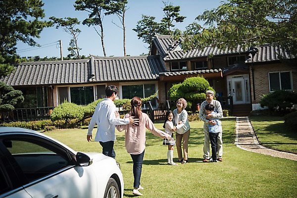 포토 JPG 주간 전신 나무 응시 여자 할아버지 남자 딸 아들 할머니 어린이 40대 가족 자동차 엄마 한옥 대가족 주택 서기 웃음 잔디 여러명 상반신 성인 야외 앞모습 옆모습 뒷모습 10대 30대 걷기 정원 기쁨 만남 한국인 아빠 60대 귀성길 안면도 국내포토 자연요소 식물 한국전통 시선 노년 감정 육상교통 뷰포인트 중년 다수 컨셉 고건축 관계 모션 청소년 표정 사람 동양인 건물 장년 충청남도 태안 파일형식