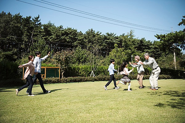 포토 JPG 주간 전신 나무 응시 여자 할아버지 남자 딸 아들 할머니 어린이 40대 가족 엄마 대가족 한국 서기 웃음 잔디 여러명 성인 야외 옆모습 10대 30대 달리기 정원 기쁨 만남 한국인 아빠 60대 안면도 국내포토 자연요소 식물 시선 노년 감정 아시아 뷰포인트 중년 다수 컨셉 관계 모션 청소년 표정 사람 동양인 장년 충청남도 태안 파일형식
