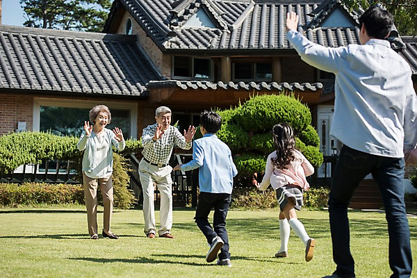 포토 JPG 주간 전신 나무 응시 여자 할아버지 남자 딸 아들 할머니 어린이 40대 가족 엄마 대가족 주택 한국 서기 웃음 잔디 여러명 성인 야외 앞모습 뒷모습 10대 30대 달리기 정원 기쁨 만남 한국인 아빠 60대 안면도 국내포토 자연요소 식물 시선 노년 감정 아시아 뷰포인트 중년 다수 컨셉 관계 모션 청소년 표정 사람 동양인 건물 장년 충청남도 태안 파일형식