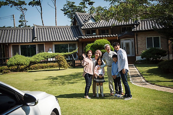 포토 JPG 주간 전신 나무 여자 할아버지 남자 딸 아들 할머니 어린이 40대 가족 엄마 대가족 주택 한국 서기 잔디 여러명 성인 야외 앞모습 10대 30대 정원 한국인 아빠 60대 손인사 안면도 국내포토 자연요소 식물 노년 아시아 뷰포인트 중년 다수 관계 모션 청소년 사람 동양인 건물 장년 인사 충청남도 태안 파일형식