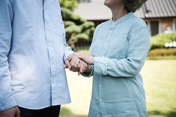 포토 JPG 주간 여자 남자 아들 40대 가족 엄마 한국 서기 상반신 성인 야외 두명 앞모습 아웃포커스 신체부위 정원 손잡기 다정 한국인 60대 안면도 아들바보 국내포토 모자관계 자연요소 노년 아시아 뷰포인트 중년 컨셉 관계 모션 촬영기법 사람 동양인 충청남도 태안 파일형식