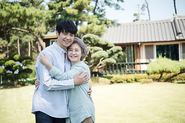 포토 JPG 주간 나무 여자 남자 행복 아들 40대 가족 안기 엄마 주택 한국 서기 미소 잔디 상반신 성인 야외 두명 앞모습 아웃포커스 정원 다정 한국인 60대 안면도 아들바보 국내포토 모자관계 자연요소 식물 노년 감정 아시아 뷰포인트 중년 컨셉 관계 모션 촬영기법 표정 사람 동양인 건물 충청남도 태안 파일형식