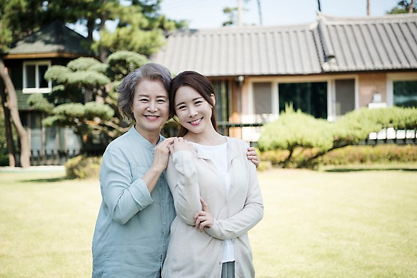 포토 JPG 주간 여자 노년 가족 주택 한국 서기 웃음 상반신 성인 야외 두명 앞모습 아웃포커스 30대 정원 다정 한국인 60대 며느리 시어머니 고부지간 안면도 여자만 어깨에손 국내포토 자연요소 아시아 뷰포인트 컨셉 관계 모션 촬영기법 표정 사람 동양인 건물 장년 충청남도 태안 파일형식 시부모님