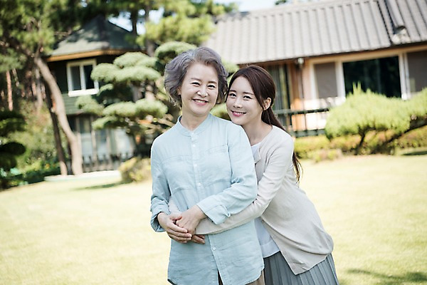 포토 JPG 주간 나무 여자 노년 가족 안기 주택 한국 서기 웃음 상반신 성인 야외 두명 앞모습 아웃포커스 30대 다정 한국인 60대 며느리 백허그 시어머니 고부지간 안면도 여자만 국내포토 자연요소 식물 아시아 뷰포인트 컨셉 관계 모션 포옹 촬영기법 표정 사람 동양인 건물 장년 충청남도 태안 파일형식 시부모님