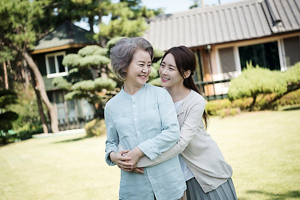 포토 JPG 주간 응시 여자 노년 가족 안기 주택 한국 서기 웃음 상반신 성인 야외 두명 앞모습 아웃포커스 30대 정원 다정 한국인 60대 며느리 백허그 시어머니 고부지간 안면도 여자만 국내포토 자연요소 시선 아시아 뷰포인트 컨셉 관계 모션 포옹 촬영기법 표정 사람 동양인 건물 장년 충청남도 태안 파일형식 시부모님