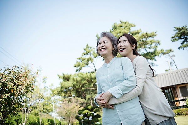포토 JPG 주간 응시 여자 노년 로우앵글 가족 안기 한국 서기 웃음 상반신 성인 야외 두명 앞모습 아웃포커스 30대 정원 다정 한국인 올려보기 60대 며느리 백허그 시어머니 고부지간 안면도 여자만 국내포토 자연요소 시선 아시아 뷰포인트 컨셉 관계 모션 포옹 촬영기법 표정 사람 동양인 장년 충청남도 태안 파일형식 시부모님