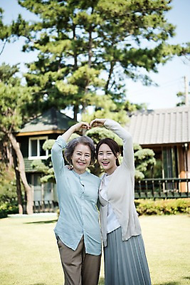포토 JPG 주간 여자 노년 가족 주택 한국 서기 웃음 상반신 성인 야외 두명 앞모습 아웃포커스 30대 정원 다정 한국인 60대 며느리 시어머니 손하트 고부지간 안면도 여자만 국내포토 자연요소 아시아 뷰포인트 컨셉 관계 모션 촬영기법 표정 사람 동양인 손짓 건물 장년 충청남도 태안 파일형식 시부모님
