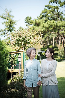 포토 JPG 주간 나무 응시 여자 노년 가족 한국 웃음 상반신 성인 야외 두명 앞모습 아웃포커스 30대 걷기 정원 다정 산책 한국인 60대 며느리 시어머니 고부지간 안면도 여자만 국내포토 자연요소 식물 시선 아시아 뷰포인트 컨셉 관계 모션 휴식 촬영기법 표정 사람 동양인 장년 충청남도 태안 파일형식 시부모님