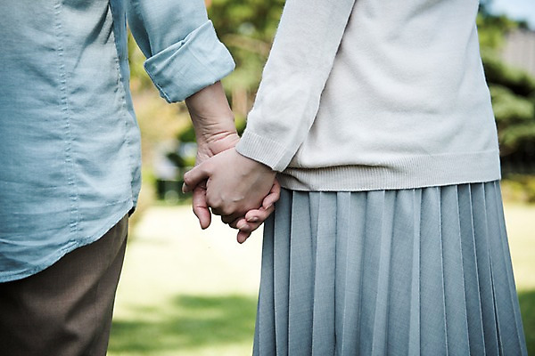 포토 JPG 주간 손 여자 노년 가족 한국 서기 상반신 성인 야외 두명 뒷모습 아웃포커스 신체부위 30대 손잡기 다정 한국인 60대 며느리 시어머니 고부지간 안면도 여자만 국내포토 자연요소 아시아 뷰포인트 컨셉 관계 모션 촬영기법 사람 동양인 장년 충청남도 태안 파일형식 시부모님