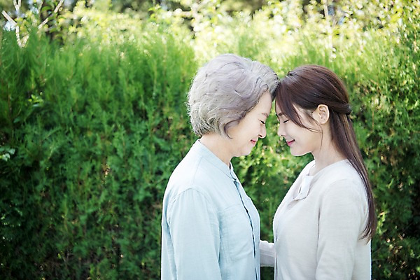 포토 JPG 주간 여자 노년 가족 한국 서기 미소 상반신 성인 야외 두명 옆모습 아웃포커스 30대 눈감음 다정 한국인 60대 며느리 시어머니 이마맞대기 고부지간 안면도 여자만 국내포토 자연요소 아시아 뷰포인트 컨셉 관계 모션 촬영기법 표정 사람 동양인 장년 충청남도 태안 얼굴맞대기 파일형식 시부모님