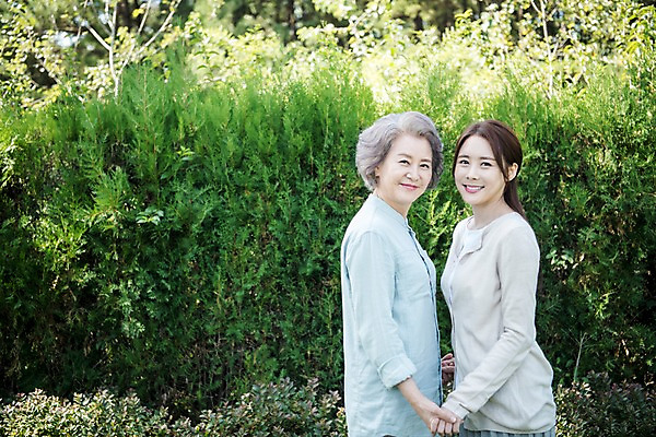 포토 JPG 주간 여자 노년 가족 한국 서기 미소 상반신 성인 야외 두명 옆모습 아웃포커스 30대 손잡기 다정 한국인 60대 며느리 시어머니 고부지간 안면도 여자만 국내포토 자연요소 아시아 뷰포인트 컨셉 관계 모션 촬영기법 표정 사람 동양인 장년 충청남도 태안 파일형식 시부모님