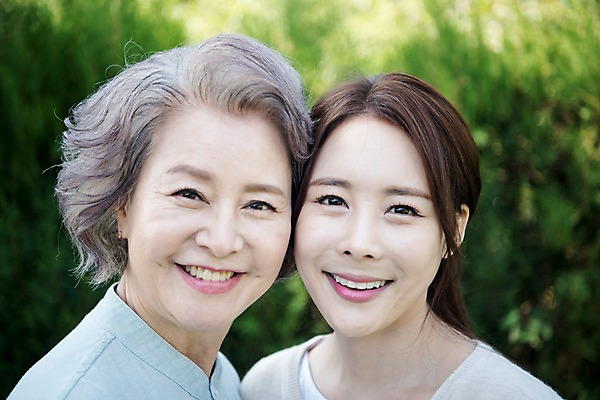 포토 JPG 주간 여자 노년 가족 한국 미소 근접촬영 상반신 성인 야외 두명 앞모습 아웃포커스 30대 다정 한국인 60대 며느리 시어머니 고부지간 안면도 여자만 얼굴맞대기 국내포토 자연요소 아시아 뷰포인트 컨셉 관계 모션 촬영기법 표정 사람 동양인 장년 충청남도 태안 파일형식 시부모님