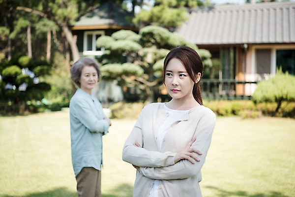 포토 JPG 주간 나무 응시 여자 노년 가족 주택 한국 서기 상반신 성인 야외 두명 앞모습 옆모습 아웃포커스 30대 팔짱 정원 한국인 60대 며느리 싸움 갈등 시어머니 고부갈등 안면도 여자만 국내포토 자연요소 식물 시선 아시아 뷰포인트 관계 모션 촬영기법 사람 동양인 건물 장년 충청남도 태안 파일형식 시부모님