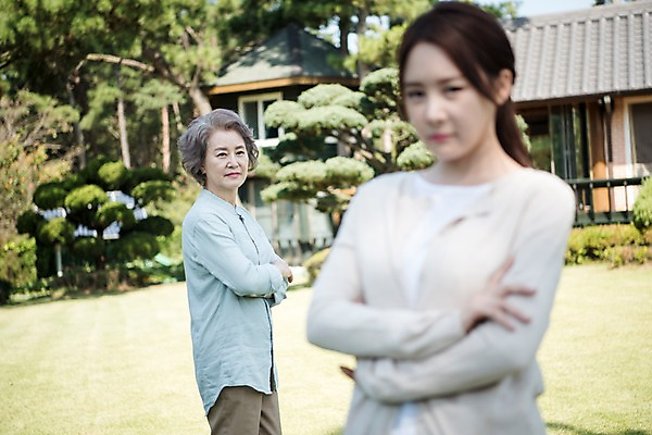 포토 JPG 주간 나무 응시 여자 노년 가족 주택 한국 서기 상반신 성인 야외 두명 앞모습 옆모습 아웃포커스 30대 팔짱 정원 한국인 60대 며느리 싸움 갈등 시어머니 고부갈등 안면도 여자만 국내포토 자연요소 식물 시선 아시아 뷰포인트 관계 모션 촬영기법 사람 동양인 건물 장년 충청남도 태안 파일형식 시부모님