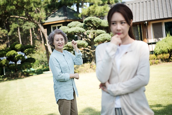 포토 JPG 주간 나무 응시 여자 노년 가족 주택 한국 서기 상반신 성인 야외 두명 앞모습 옆모습 아웃포커스 30대 팔짱 정원 한국인 60대 며느리 싸움 갈등 시어머니 고부갈등 안면도 여자만 국내포토 자연요소 식물 시선 아시아 뷰포인트 관계 모션 촬영기법 사람 동양인 건물 장년 충청남도 태안 파일형식 시부모님