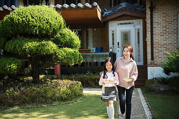 포토 JPG 주간 나무 응시 여자 딸 어린이 음식 가족 모녀 엄마 주택 한국 미소 들기 잔디 상반신 야외 두명 앞모습 30대 걷기 정원 한국인 안면도 여자만 국내포토 자연요소 식물 시선 아시아 뷰포인트 관계 모션 표정 사람 동양인 건물 장년 충청남도 태안 파일형식