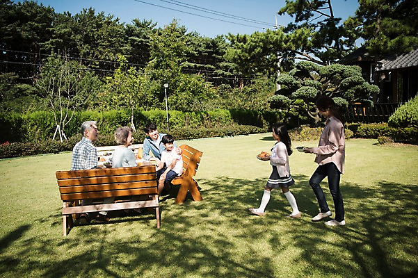 포토 JPG 주간 전신 나무 응시 여자 할아버지 남자 딸 아들 할머니 어린이 음식 40대 가족 식탁 엄마 대가족 한국 웃음 들기 앉기 잔디 여러명 성인 야외 옆모습 10대 30대 걷기 정원 한국인 아빠 60대 안면도 국내포토 자연요소 식물 시선 노년 아시아 뷰포인트 중년 다수 관계 모션 청소년 탁자 표정 사람 동양인 장년 충청남도 태안 파일형식 나라 가구 인종 충청도 생활용품 오브젝트
