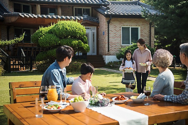 포토 JPG 주간 전신 나무 응시 여자 할아버지 남자 딸 아들 할머니 음료 어린이 음식 40대 의자 가족 식탁 엄마 대가족 주택 한국 요리 웃음 들기 앉기 잔디 여러명 상반신 성인 야외 앞모습 옆모습 아웃포커스 10대 30대 걷기 정원 주스 한국인 아빠 60대 안면도 국내포토 자연요소 식물 시선 노년 아시아 뷰포인트 중년 가구 다수 관계 모션 청소년 탁자 촬영기법 표정 사람 동양인 건물 장년 충청남도 태안 파일형식 건축물 나라 생활용품 인종 충청도 건축 오브젝트