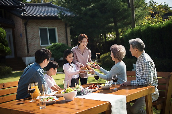 포토 JPG 주간 나무 응시 여자 할아버지 남자 딸 아들 할머니 음료 어린이 음식 40대 의자 가족 식탁 엄마 대가족 주택 한국 요리 서기 웃음 들기 앉기 여러명 상반신 성인 야외 앞모습 옆모습 아웃포커스 10대 30대 와인 정원 주스 한국인 아빠 60대 안면도 국내포토 자연요소 식물 시선 노년 아시아 뷰포인트 중년 가구 다수 관계 모션 청소년 탁자 주류 촬영기법 표정 사람 동양인 건물 장년 충청남도 태안 파일형식