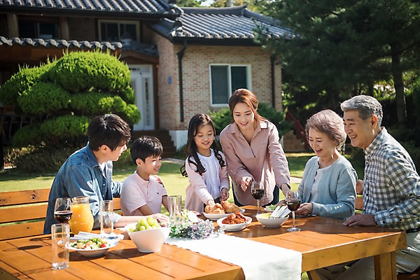 포토 JPG 주간 나무 응시 여자 할아버지 남자 딸 아들 할머니 음료 어린이 음식 40대 의자 가족 식탁 엄마 대가족 주택 한국 서기 웃음 앉기 여러명 상반신 성인 야외 앞모습 옆모습 10대 30대 정원 한국인 아빠 60대 안면도 국내포토 자연요소 식물 시선 노년 아시아 뷰포인트 중년 가구 다수 관계 모션 청소년 탁자 표정 사람 동양인 건물 장년 충청남도 태안 파일형식