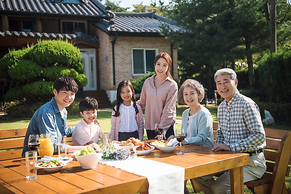 포토 JPG 주간 나무 여자 할아버지 남자 딸 아들 할머니 음료 어린이 음식 40대 의자 가족 식탁 엄마 대가족 주택 한국 서기 웃음 앉기 여러명 상반신 성인 야외 앞모습 옆모습 10대 30대 정원 한국인 아빠 60대 안면도 국내포토 자연요소 식물 노년 아시아 뷰포인트 중년 가구 다수 관계 모션 청소년 탁자 표정 사람 동양인 건물 장년 충청남도 태안 파일형식