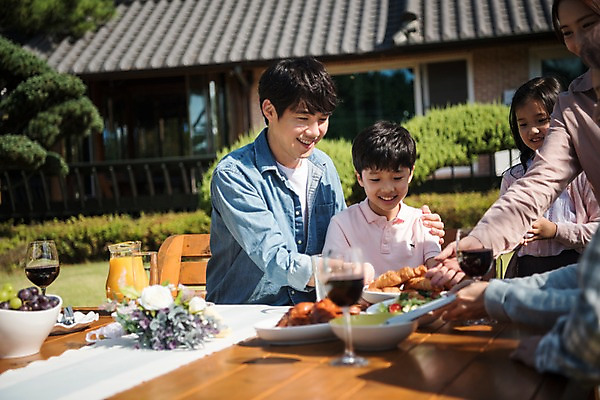 포토 JPG 주간 나무 응시 할아버지 딸 아들 어린이 음식 40대 의자 가족 식탁 엄마 대가족 주택 한국 서기 웃음 앉기 여러명 상반신 성인 야외 앞모습 옆모습 아웃포커스 10대 30대 와인 정원 주스 한국인 아빠 60대 안면도 십대만 국내포토 자연요소 식물 시선 노년 남자 아시아 음료 뷰포인트 중년 가구 다수 관계 모션 청소년 탁자 주류 촬영기법 표정 사람 동양인 건물 장년 충청남도 태안 파일형식