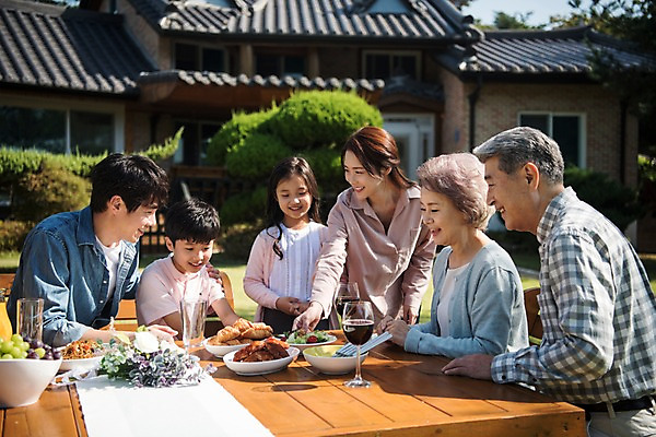 포토 JPG 주간 응시 여자 할아버지 남자 딸 아들 할머니 음료 어린이 음식 40대 의자 가족 식탁 엄마 대가족 주택 한국 서기 웃음 앉기 여러명 상반신 성인 야외 앞모습 옆모습 10대 30대 정원 한국인 아빠 60대 안면도 국내포토 자연요소 시선 노년 아시아 뷰포인트 중년 가구 다수 관계 모션 청소년 탁자 표정 사람 동양인 건물 장년 충청남도 태안 파일형식