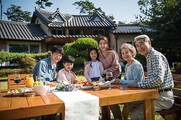 포토 JPG 주간 나무 응시 여자 할아버지 남자 딸 아들 할머니 음료 어린이 음식 40대 의자 가족 식탁 엄마 대가족 주택 한국 서기 웃음 앉기 여러명 상반신 성인 야외 앞모습 옆모습 10대 30대 와인 정원 주스 한국인 아빠 60대 안면도 국내포토 자연요소 식물 시선 노년 아시아 뷰포인트 중년 가구 다수 관계 모션 청소년 탁자 주류 표정 사람 동양인 건물 장년 충청남도 태안 파일형식 건축물 나라 생활용품 인종 충청도 건축 오브젝트