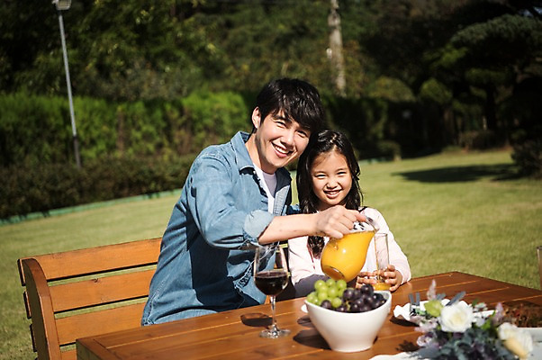 포토 JPG 주간 나무 여자 남자 아들 음료 어린이 40대 중년 의자 가족 식탁 포도 한국 웃음 앉기 잔디 상반신 야외 두명 앞모습 아웃포커스 와인 정원 주스 한국인 아빠 오렌지주스 안면도 부녀 국내포토 자연요소 식물 딸 아시아 뷰포인트 가구 과일 관계 모션 탁자 주류 촬영기법 표정 사람 동양인 성인 과일주스 충청남도 태안 파일형식