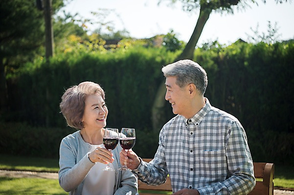 포토 JPG 주간 부부 응시 여자 노년 남자 가족 한국 미소 앉기 상반신 야외 두명 앞모습 아웃포커스 마주보기 와인 정원 노부부 한국인 60대 건배 안면도 국내포토 자연요소 커플 시선 아시아 뷰포인트 관계 모션 주류 촬영기법 표정 사람 동양인 성인 충청남도 태안 파일형식 나라 음료 인종 충청도