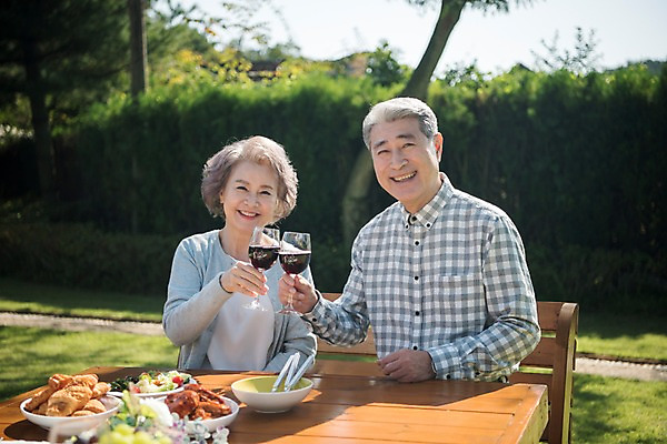 포토 JPG 주간 부부 여자 노년 남자 음식 의자 가족 식탁 한국 웃음 들기 앉기 상반신 야외 두명 앞모습 아웃포커스 와인 정원 노부부 한국인 60대 건배 안면도 노인만 국내포토 자연요소 커플 아시아 뷰포인트 가구 관계 모션 탁자 주류 촬영기법 표정 사람 동양인 성인 충청남도 태안 성인만 파일형식