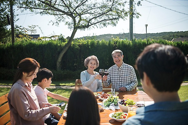 포토 JPG 주간 응시 여자 할아버지 남자 딸 아들 할머니 어린이 음식 40대 의자 가족 식탁 엄마 대가족 한국 웃음 앉기 여러명 상반신 성인 야외 앞모습 옆모습 뒷모습 아웃포커스 10대 30대 와인 정원 한국인 아빠 60대 먹기 건배 안면도 국내포토 자연요소 시선 노년 아시아 뷰포인트 중년 가구 다수 관계 모션 청소년 탁자 주류 촬영기법 표정 사람 동양인 장년 충청남도 태안 파일형식