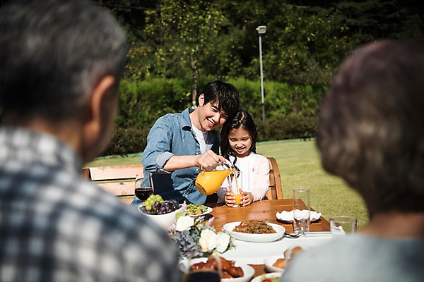 포토 JPG 주간 나무 응시 여자 할아버지 남자 딸 할머니 음료 어린이 음식 40대 의자 가족 식탁 대가족 한국 앉기 잔디 여러명 상반신 야외 앞모습 뒷모습 아웃포커스 정원 한국인 아빠 60대 오렌지주스 안면도 국내포토 자연요소 식물 시선 노년 아시아 뷰포인트 중년 가구 다수 관계 모션 탁자 촬영기법 사람 동양인 과일주스 충청남도 태안 파일형식