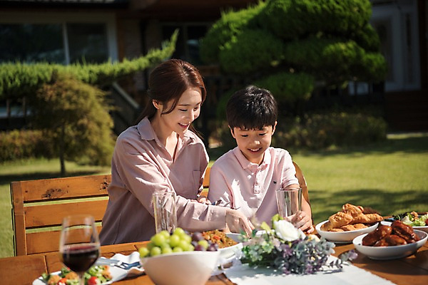 포토 JPG 주간 응시 여자 남자 아들 음료 음식 의자 가족 식탁 엄마 한국 미소 앉기 상반신 성인 야외 두명 앞모습 아웃포커스 10대 30대 정원 한국인 안면도 아들바보 국내포토 모자관계 자연요소 시선 아시아 뷰포인트 가구 관계 모션 청소년 탁자 촬영기법 표정 사람 동양인 장년 충청남도 태안 파일형식