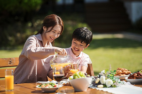 포토 JPG 주간 응시 여자 남자 아들 음료 음식 의자 가족 식탁 엄마 한국 미소 앉기 상반신 성인 야외 두명 앞모습 아웃포커스 10대 30대 정원 한국인 안면도 아들바보 국내포토 모자관계 자연요소 시선 아시아 뷰포인트 가구 관계 모션 청소년 탁자 촬영기법 표정 사람 동양인 장년 충청남도 태안 파일형식 나라 생활용품 인종 충청도 오브젝트
