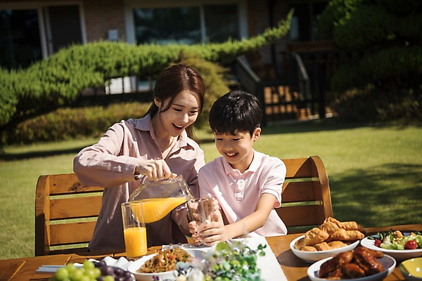 포토 JPG 주간 응시 여자 남자 아들 음료 음식 의자 가족 식탁 엄마 한국 미소 앉기 상반신 성인 야외 두명 앞모습 아웃포커스 10대 30대 정원 한국인 안면도 아들바보 국내포토 모자관계 자연요소 시선 아시아 뷰포인트 가구 관계 모션 청소년 탁자 촬영기법 표정 사람 동양인 장년 충청남도 태안 파일형식 나라 생활용품 인종 충청도 오브젝트