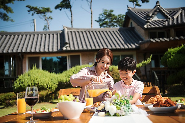 포토 JPG 주간 나무 응시 여자 남자 아들 음료 음식 의자 가족 식탁 엄마 주택 한국 미소 앉기 상반신 성인 야외 두명 앞모습 아웃포커스 10대 30대 정원 한국인 안면도 아들바보 국내포토 모자관계 자연요소 식물 시선 아시아 뷰포인트 가구 관계 모션 청소년 탁자 촬영기법 표정 사람 동양인 건물 장년 충청남도 태안 파일형식 건축물 나라 생활용품 인종 충청도 건축 오브젝트