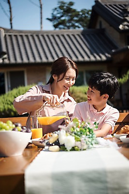 포토 JPG 주간 응시 여자 남자 아들 음료 음식 가족 식탁 엄마 주택 한국 웃음 앉기 상반신 성인 야외 두명 앞모습 아웃포커스 10대 30대 정원 한국인 안면도 아들바보 국내포토 모자관계 자연요소 시선 아시아 뷰포인트 관계 모션 청소년 탁자 촬영기법 표정 사람 동양인 건물 장년 충청남도 태안 파일형식