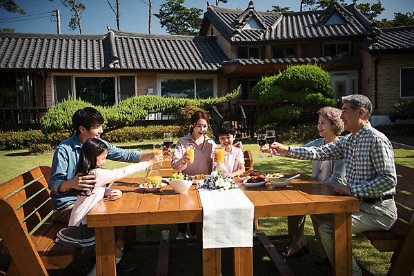 포토 JPG 주간 나무 응시 여자 할아버지 남자 딸 아들 할머니 음료 어린이 음식 40대 의자 가족 식탁 엄마 대가족 주택 한국 웃음 앉기 잔디 여러명 상반신 성인 야외 앞모습 옆모습 10대 30대 정원 한국인 아빠 60대 건배 안면도 국내포토 자연요소 식물 시선 노년 아시아 뷰포인트 중년 가구 다수 관계 모션 청소년 탁자 표정 사람 동양인 건물 장년 충청남도 태안 파일형식