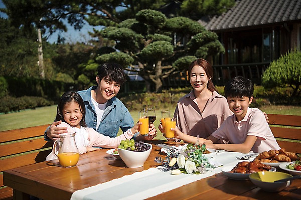 포토 JPG 주간 나무 딸 아들 음료 어린이 음식 40대 중년 의자 가족 식탁 엄마 한옥 주택 웃음 들기 앉기 여러명 상반신 성인 야외 앞모습 옆모습 10대 30대 정원 주스 한국인 아빠 건배 안면도 국내포토 자연요소 식물 한국전통 뷰포인트 가구 다수 고건축 관계 모션 청소년 탁자 표정 사람 동양인 건물 장년 충청남도 태안 파일형식 전통 건축물 생활용품 한국 인종 충청도 건축 아시아 오브젝트 나라