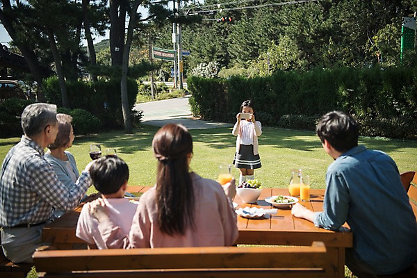 포토 JPG 주간 전신 여자 할아버지 남자 딸 아들 할머니 어린이 음식 40대 의자 가족 식탁 엄마 대가족 한국 서기 들기 앉기 여러명 상반신 성인 야외 앞모습 뒷모습 아웃포커스 10대 30대 스마트폰 정원 사진촬영 한국인 아빠 60대 안면도 국내포토 자연요소 노년 아시아 뷰포인트 중년 가구 다수 관계 모션 청소년 탁자 촬영기법 사람 동양인 장년 핸드폰 스마트기기 촬영 충청남도 태안 파일형식