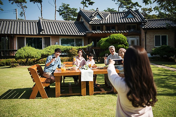 포토 JPG 주간 전신 나무 여자 할아버지 남자 딸 아들 할머니 음료 어린이 음식 40대 의자 가족 식탁 엄마 대가족 주택 한국 서기 들기 앉기 잔디 여러명 상반신 성인 야외 앞모습 뒷모습 10대 30대 스마트폰 정원 사진촬영 한국인 아빠 60대 안면도 국내포토 자연요소 식물 노년 아시아 뷰포인트 중년 가구 다수 관계 모션 청소년 탁자 사람 동양인 건물 장년 핸드폰 스마트기기 촬영 충청남도 태안 파일형식 건축물 나라 생활용품 인종 전자제품 충청도 건축 오브젝트