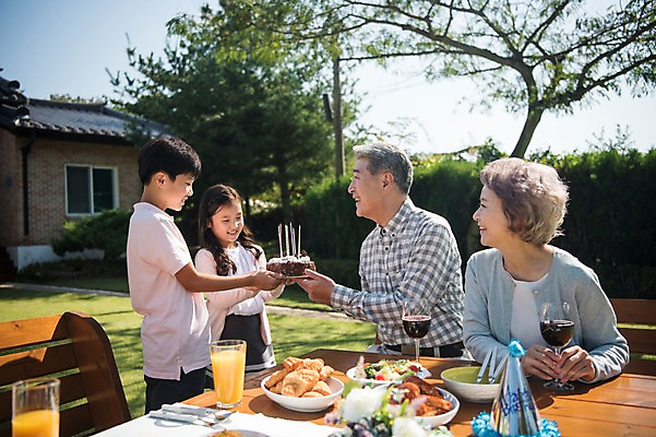 포토 JPG 주간 나무 응시 여자 할아버지 노년 남자 할머니 음료 어린이 음식 의자 가족 식탁 손자 손녀 대가족 주택 한국 서기 웃음 앉기 여러명 상반신 야외 앞모습 옆모습 10대 와인 정원 화목 주스 고깔모자 한국인 축하 생일파티 60대 생일케이크 생일축하 생일상 안면도 국내포토 자연요소 식물 모자_잡화 시선 아시아 뷰포인트 가구 다수 컨셉 관계 모션 청소년 탁자 주류 표정 사람 동양인 성인 건물 케이크 생일 충청남도 손주 태안 파일형식